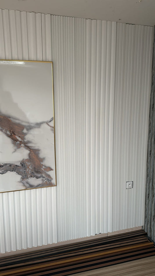 Tasseau Mural en PVC – Blanc Ondulé Élégant