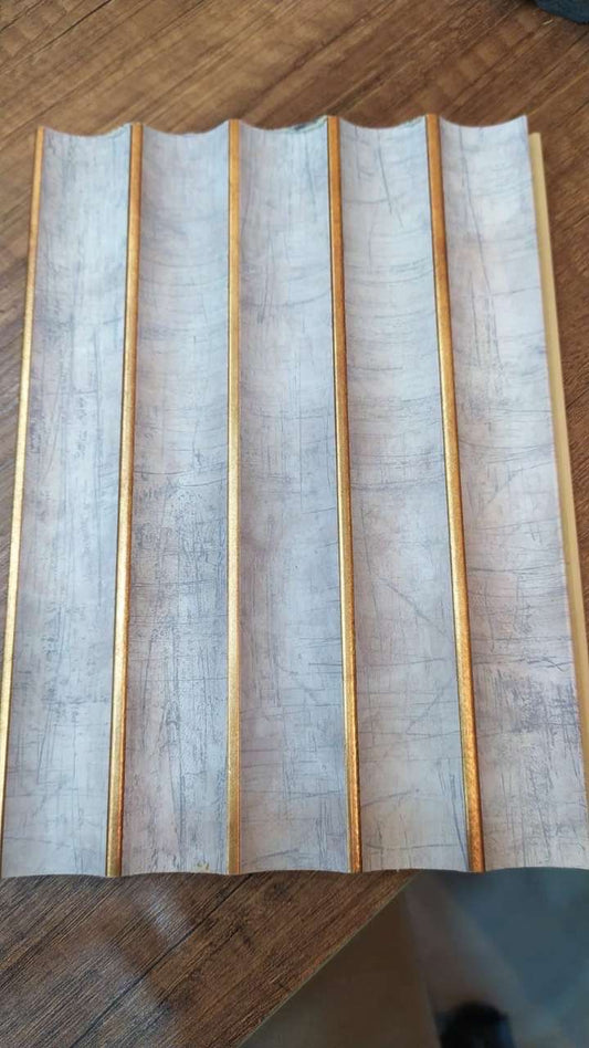 Tasseau Mural en PVC – Béton Clair et Liseré Doré (Effet Ondulé)