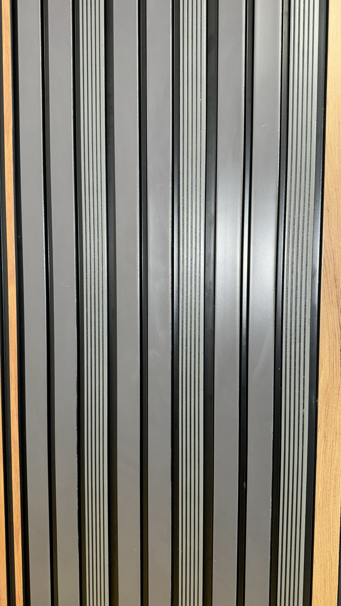Tasseau Mural en PVC – Gris Lisse et Noir Structuré